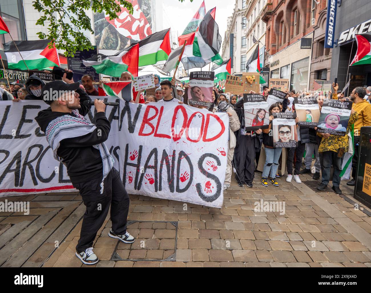 Manifestation palestinienne dans le centre-ville de Manchester. La manifestation a vu des manifestants passer dans la rue du marché en passant devant une succursale de la Barclays Bank qui a été arraisonnée après que des fenêtres ont été brisées et que le bâtiment était couvert de peinture rouge dans le cadre d'une manifestation contre l'implication des banques dans les investissements en Israël. Manchester, Royaume-Uni photo : Garyroberts/worldwidefeatures.com Banque D'Images