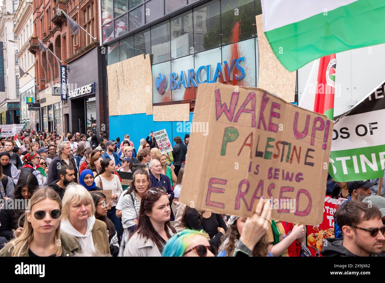 Je suis monté à la banque Barclays sur Market Street Manchester. Manifestation palestinienne dans le centre-ville de Manchester. La manifestation a vu des manifestants passer dans la rue du marché en passant devant une succursale de la Barclays Bank qui a été arraisonnée après que des fenêtres ont été brisées et que le bâtiment était couvert de peinture rouge dans le cadre d'une manifestation contre l'implication des banques dans les investissements en Israël. Manchester, Royaume-Uni photo : Garyroberts/worldwidefeatures.com Banque D'Images