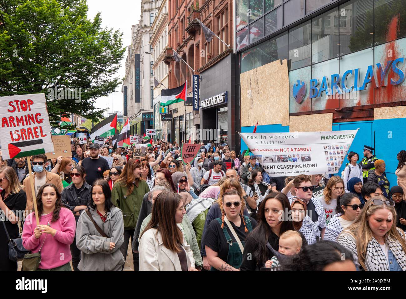 Je suis monté à la banque Barclays sur Market Street Manchester. La manifestation a vu des manifestants passer dans la rue du marché en passant devant une succursale de la Barclays Bank qui a été arraisonnée après que des fenêtres ont été brisées et que le bâtiment était couvert de peinture rouge dans le cadre d'une manifestation contre l'implication des banques dans les investissements en Israël. Manchester, Royaume-Uni photo : Garyroberts/worldwidefeatures.com Banque D'Images