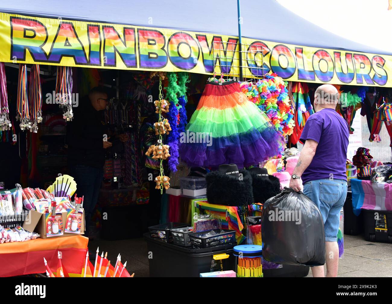 Un stand Rainbow Colours vend des vêtements LGBT et arc-en-ciel. Bury LGBTQI+ Pride, célébrant la diversité et l'unité à Bury, Greater Manchester, Royaume-Uni, le 1er juin 2024. Banque D'Images
