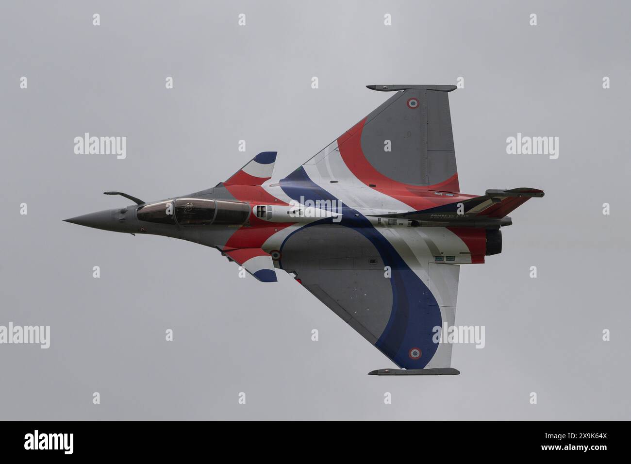 Armée de l'air et de l'espace Rafale exposition solo du Capitaine Jean-Brice « Mimouss » Millet, lors du Duxford Summer Air Show : jour J 80 à IWM Duxford, Duxford, Royaume-Uni, 1er juin 2024 (photo de Cody Froggatt/News images) Banque D'Images