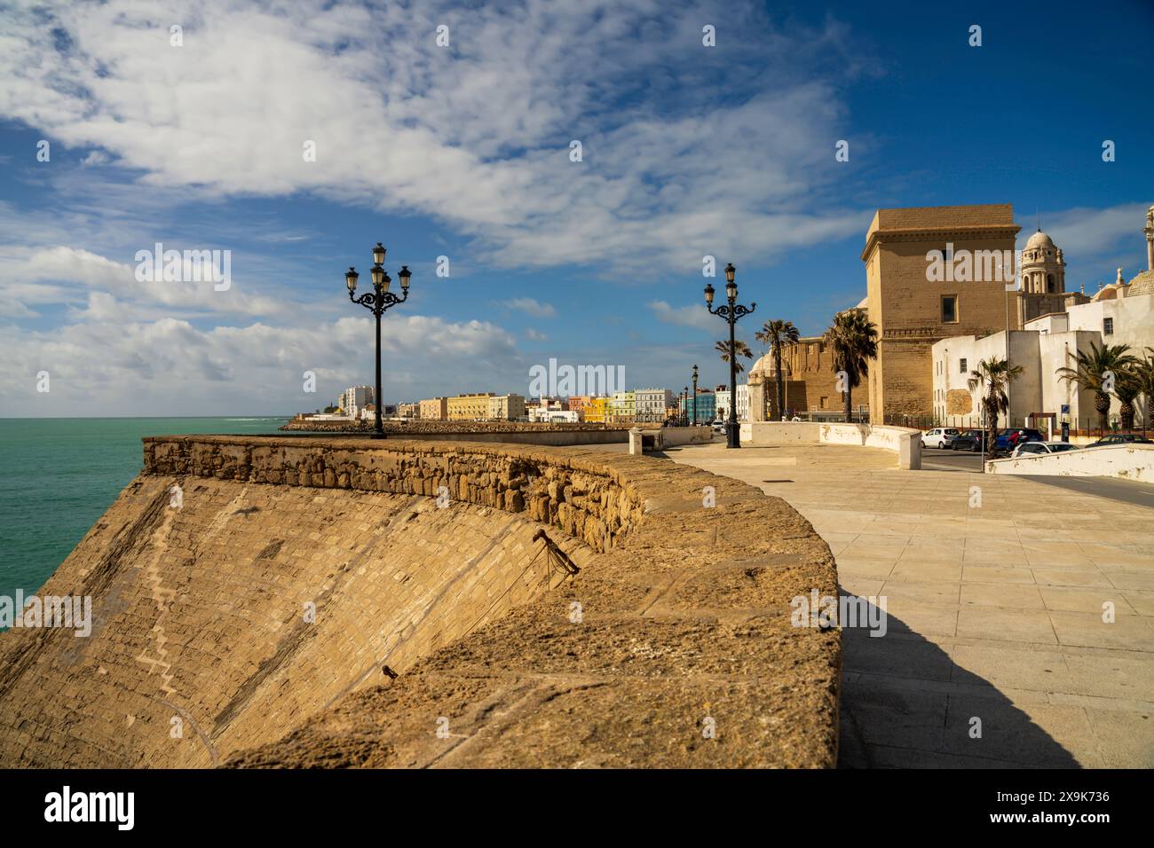 Cadix, Espagne vue panoramique sur les anciens murs, promenade et bâtiments espagnols colorés par une journée ensoleillée. Cádiz paysage urbain panoramique, vieille ville. Banque D'Images