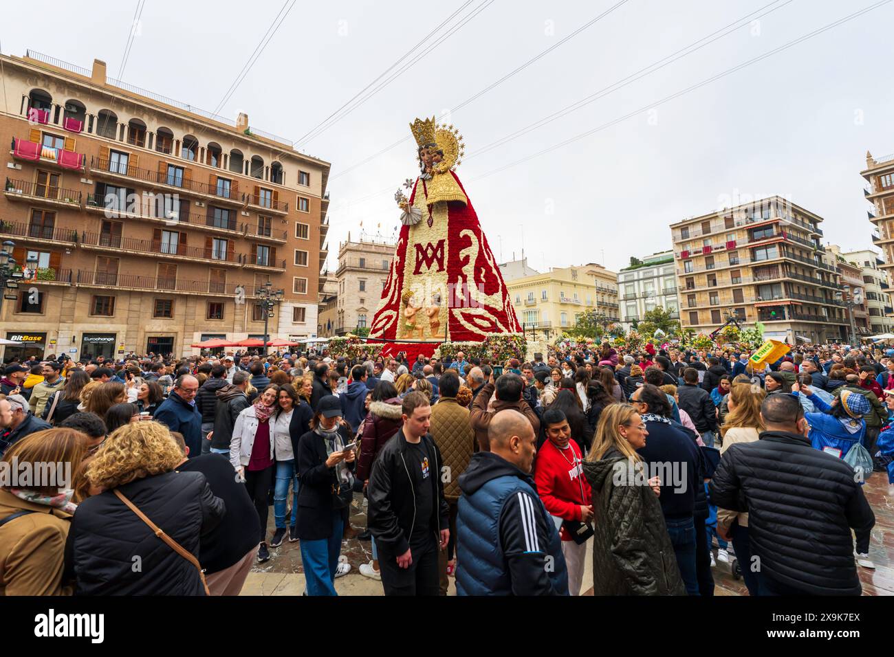 Place de la Vierge (Plaza de la Virgen) avec une immense statue de la Vierge Marie couverte de fleurs à Las Fallas festival offre de fleurs à Valence, Espagne. Banque D'Images