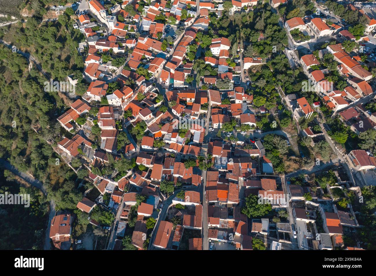 Vue plongeante capturant le charme d'un petit village chypriote de Lofou à l'architecture traditionnelle. District de Limassol, Chypre Banque D'Images