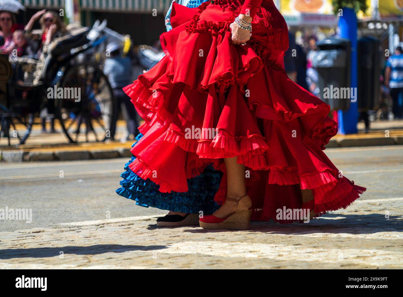 Femme en robe rouge traditionnelle espagnole de flamenco à la Foire d'avril de Séville (Feria de Abril de Sevilla ou Foire de Séville). Une ambiance festive en Espagne Banque D'Images