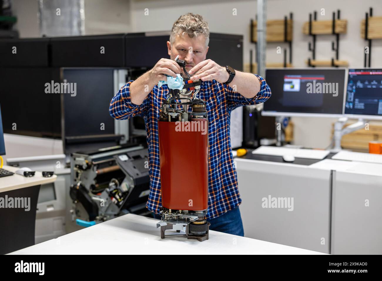 Ingénieur de maintenance dans une machine de fixation de maison d'impression Banque D'Images