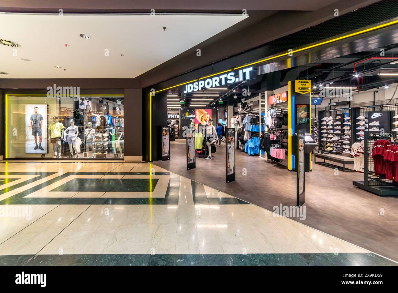 Turin, Italie - 10 mai 2024 : Jdsports.it magasin dans le centre commercial Lingotto Torino, dans l'ancienne usine de voitures Fiat rénovée. Jdsports est grand cha Banque D'Images