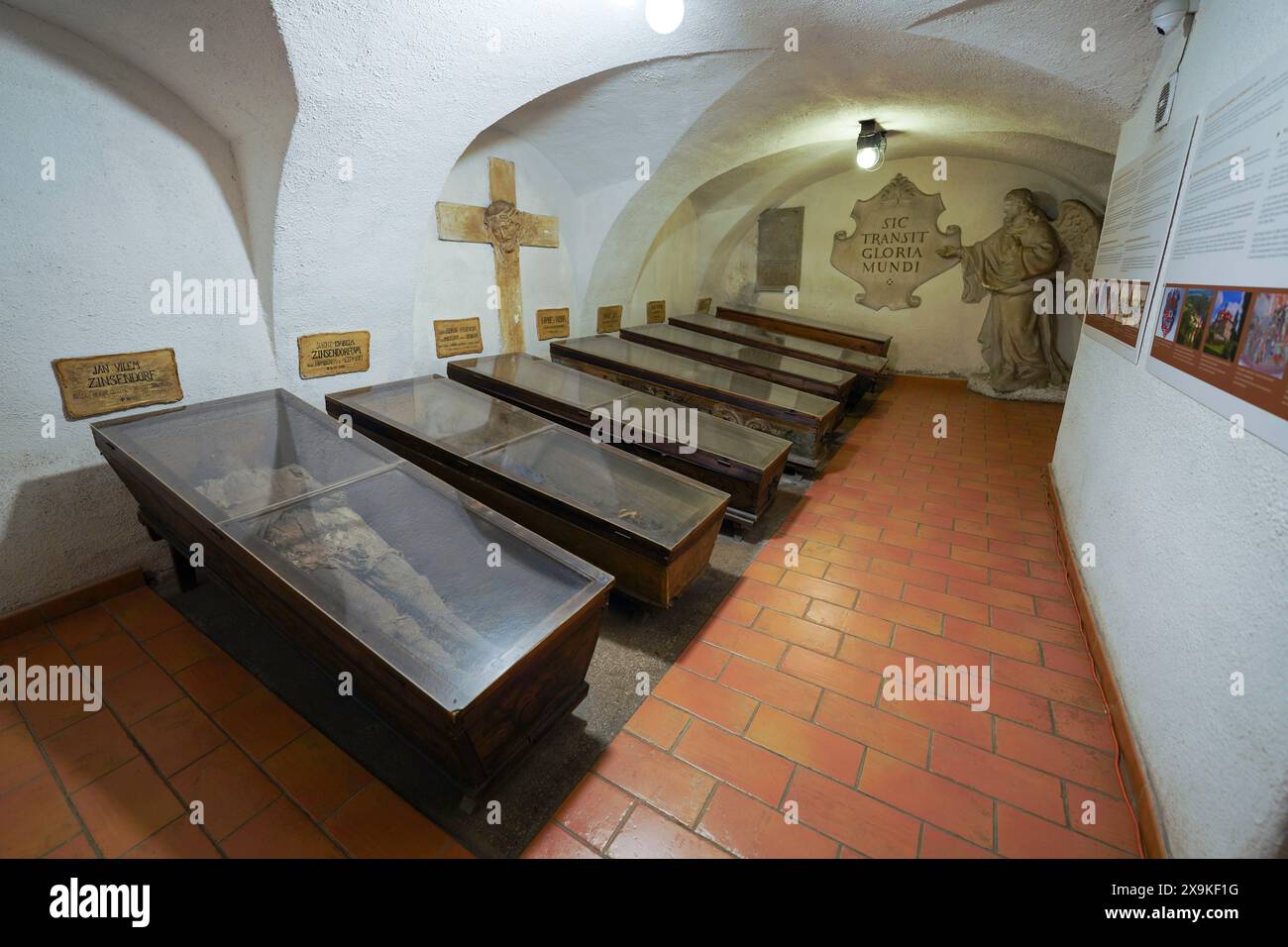 Crypte des capucins et monastère à Brno, Tchéquie, République tchèque. Monastère historique avec un tombeau, catacombes remplies de restes momifiés, squelettes. Banque D'Images