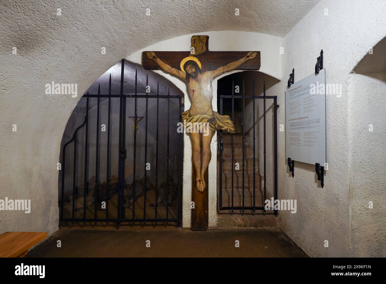 A l'intérieur de la crypte des Capucins et du monastère à Brno, en Tchéquie. Un monastère historique avec un tombeau, des catacombes, des squelettes de frères capucins et Jésus sur la croix Banque D'Images
