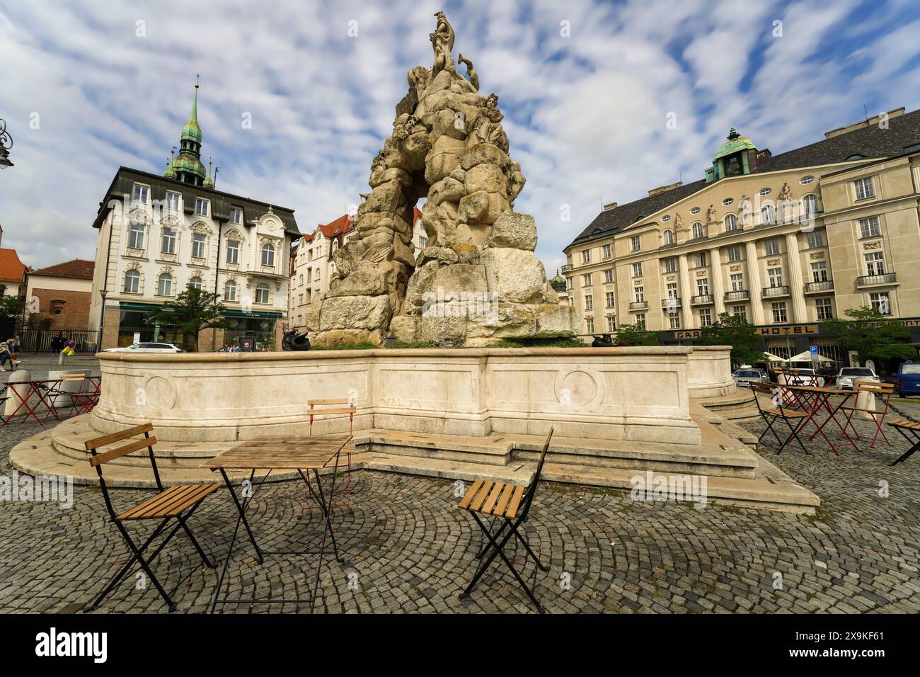 Brno, Tchéquie panoramique de la place du marché des fermiers de la vieille ville, également appelé Zelny TRH ou place du marché du chou avec Fontaine de Parnas et café. Journée ensoleillée. Banque D'Images