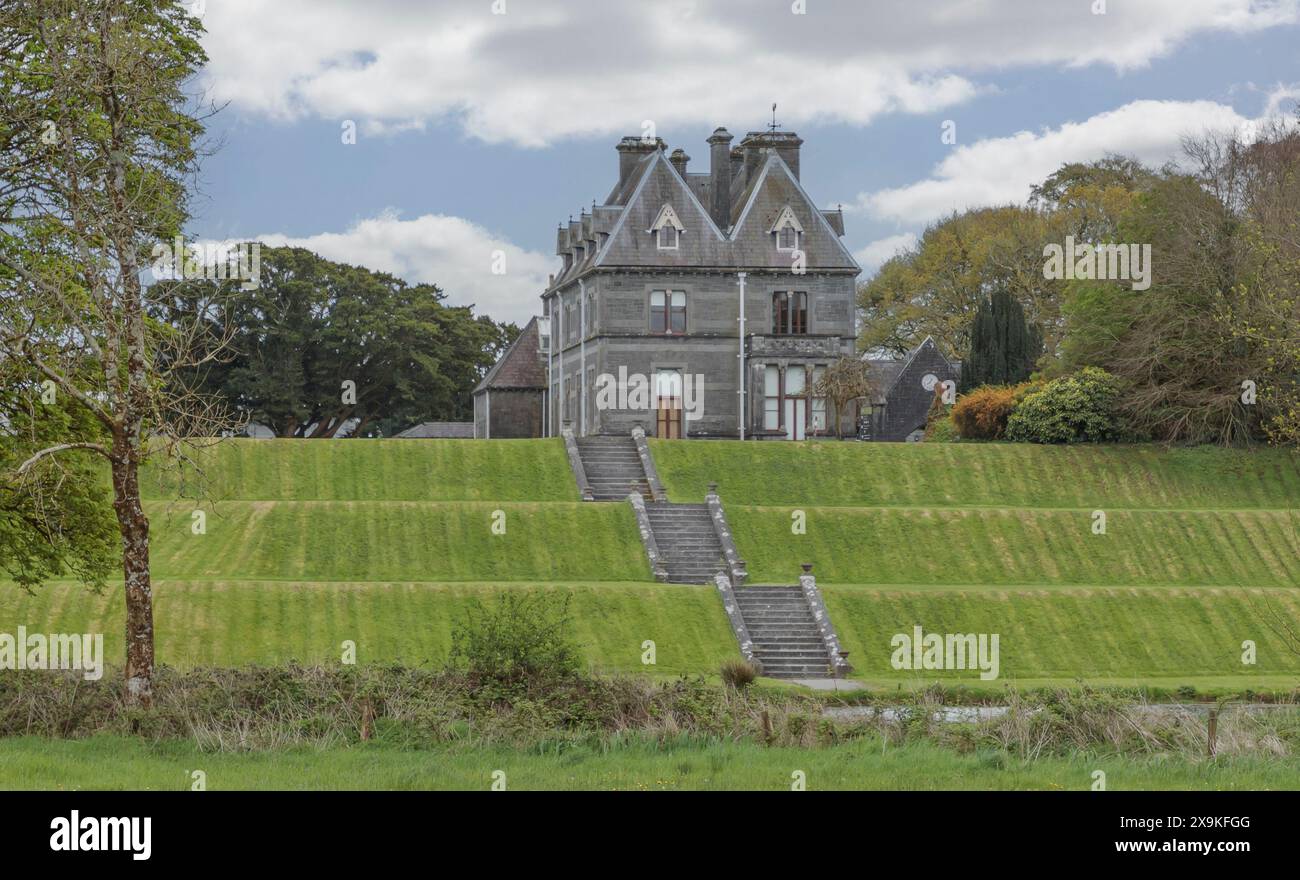 Grande maison au sommet d'une colline avec des marches menant du haut au bas Banque D'Images