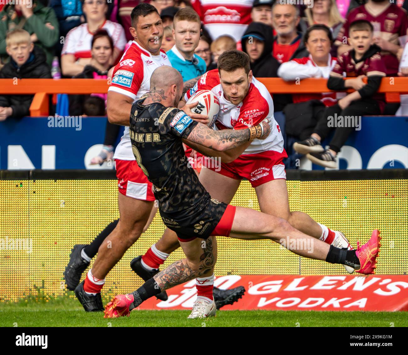 Hull, Royaume-Uni. 1er juin 2024. Betfred Superleague : Hull KR v Leigh Leopards. Tom Opacic de Hull KR attaqué par Zak Hardaker de Leigh Leopards. Crédit Paul Whitehurst/PBW Media/Alamy Live News Banque D'Images