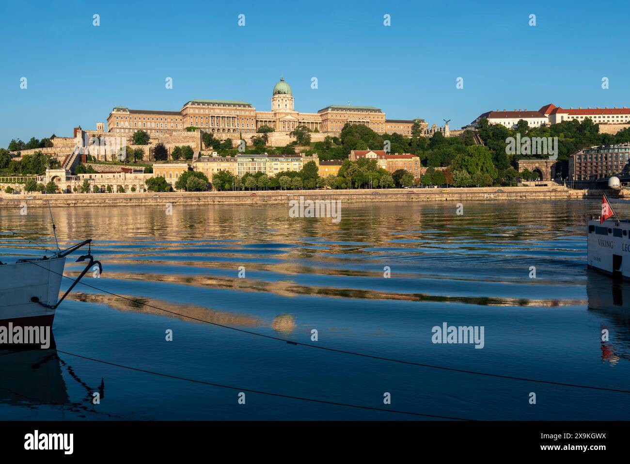Budapest vue panoramique panoramique sur l'horizon avec le château de Buda, château de Budapest sur la colline du château avec des bateaux sur les eaux bleues du Danube, Hongrie Banque D'Images