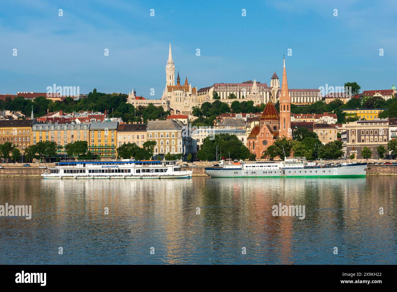 Panorama urbain de Budapest avec le château de Buda, également connu sous le nom de Budavári Palota, les monuments de Budapest et les bateaux fluviaux sur le Danube en Hongrie. Banque D'Images