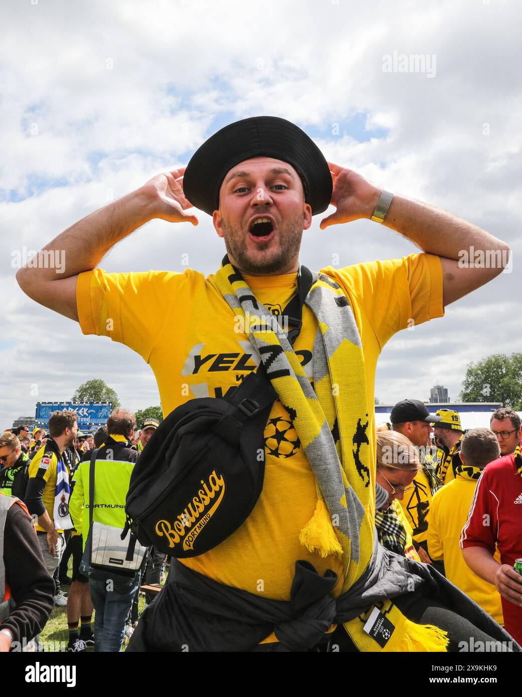 Londres, Royaume-Uni. 01 juin 2024. Les fans regardent la scène et l'écran. Le parc officiel de fans de Borussia Dortmund à Hyde Park est occupé par les fans de football. Environ 20 000 sont attendus sur le site, à midi aujourd'hui, près de 15 000 étaient déjà arrivés pour chanter, faire la fête, profiter du programme de la scène et plus tard des écrans géants. La finale de l'UEFA Champions League entre le Real Madrid et le Borussia Dortmund débutera aujourd'hui à 20h00 GMT au stade de Wembley. Crédit : Imageplotter/Alamy Live News Banque D'Images