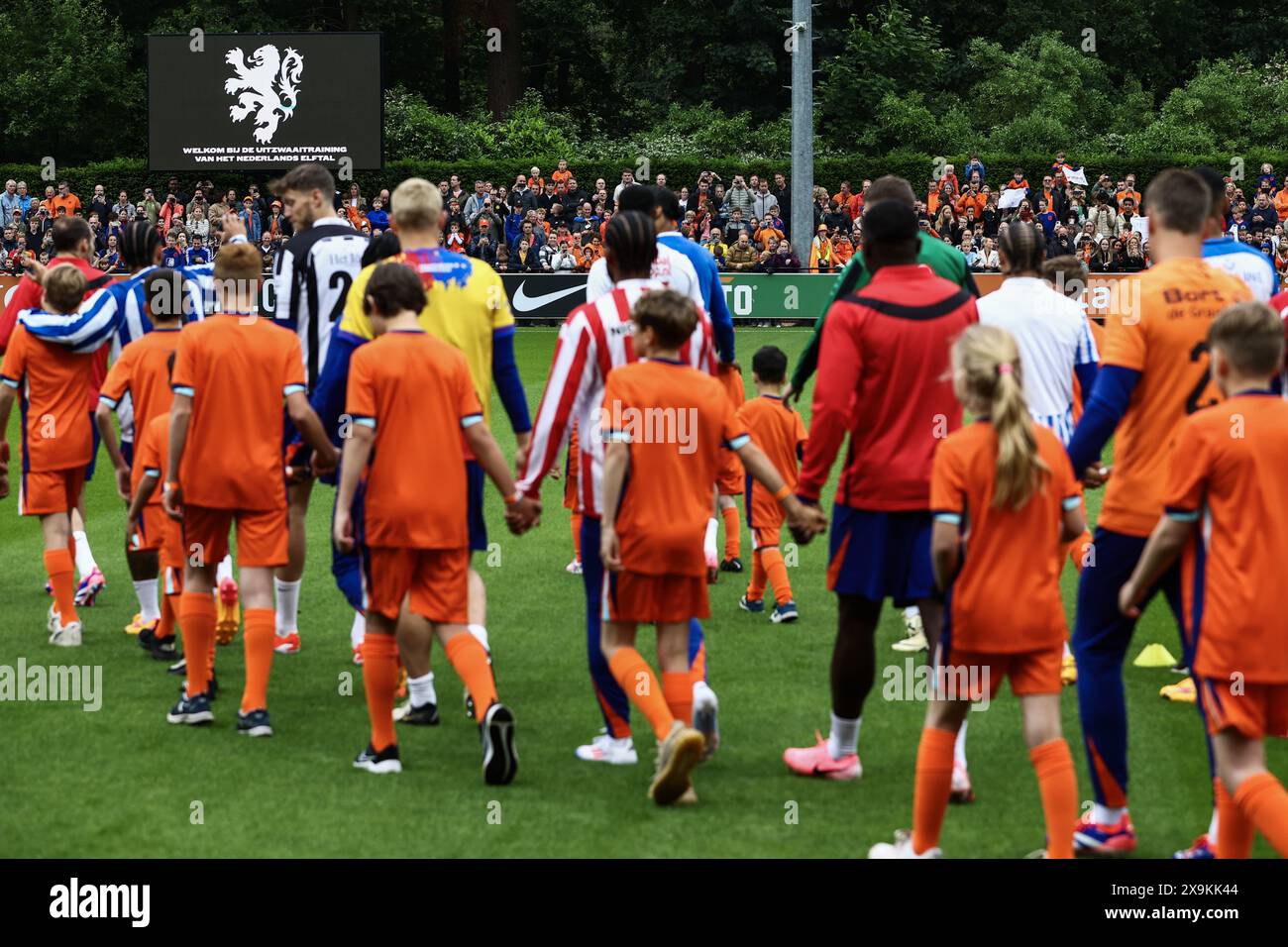 Zeist, pays-Bas. 01 juin 2024. ZEIST - la sélection se présente en maillots amateurs lors d'une séance d'entraînement de l'équipe nationale néerlandaise sur le campus KNVB le 1er juin 2024 à Zeist, aux pays-Bas. L'équipe nationale néerlandaise se prépare pour le Championnat d'Europe de football en Allemagne. ANP VINCENT JANNINK crédit : ANP/Alamy Live News Banque D'Images