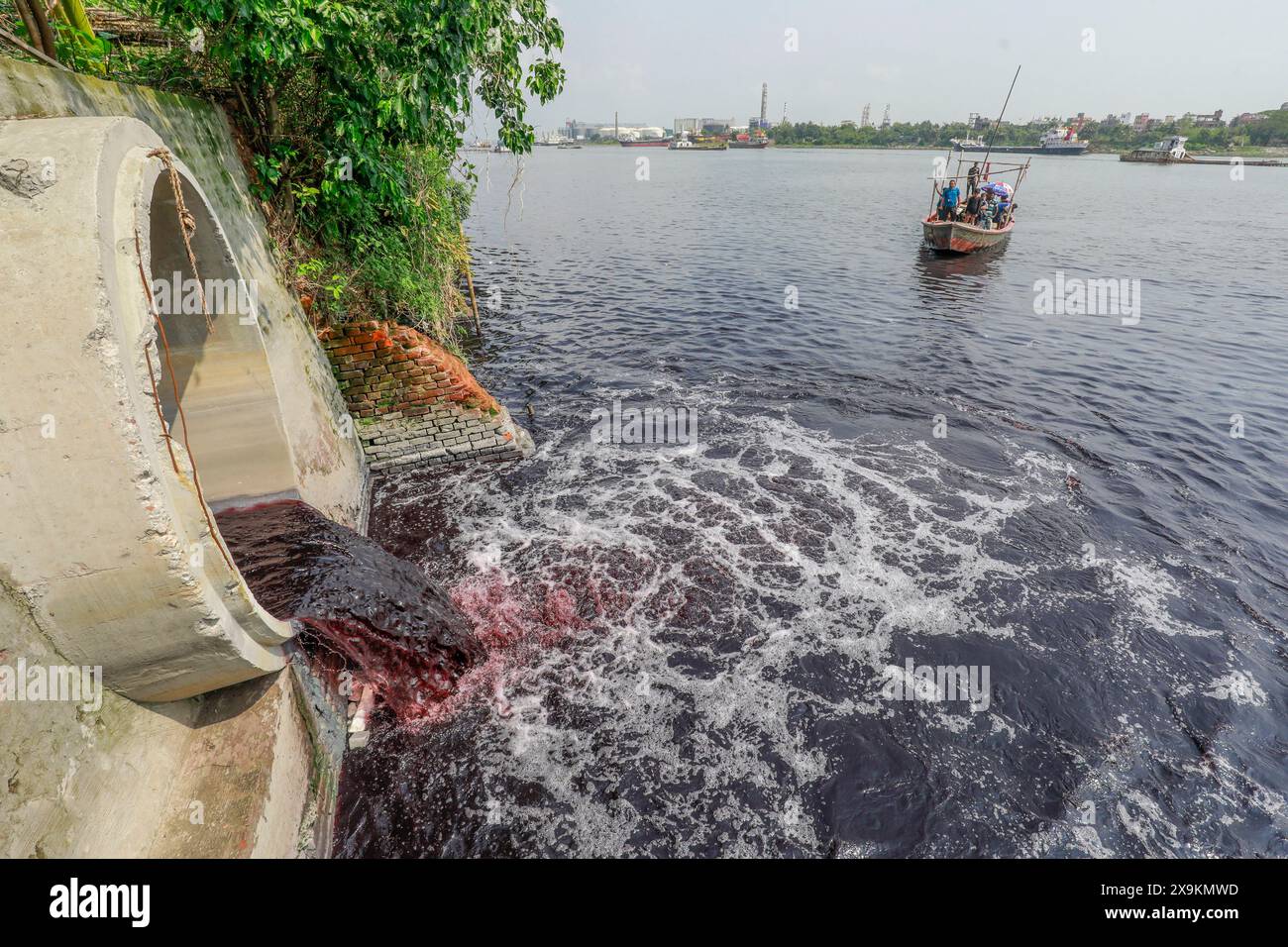 1er juin 2024, Dhaka, Bangladesh : les déchets chimiques des usines coulent sans entrave dans la rivière Buriganga, à Dhaka, Bangladesh, le 1er juin 2024. Les usines de teinture de la région de Shampur de la capitale ont continué à polluer la rivière Burigangana en rejetant des déchets liquides bruts directement dans la rivière. La pollution et la perte de navigabilité dans le Buriganga et les autres fleuves entourant la capitale obligent des milliers de personnes à changer leurs moyens de subsistance. Beaucoup de pêcheurs et de bateliers qui dépendaient autrefois de ces rivières pour vivre ont changé à d'autres professions car les rivières sont devenues trop polluées et asséchées u Banque D'Images