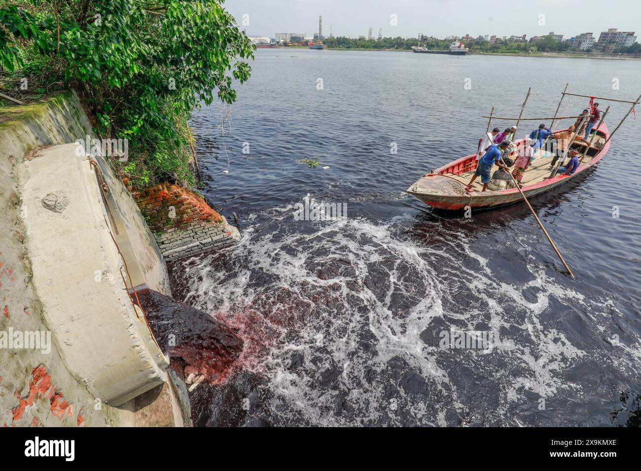 1er juin 2024, Dhaka, Bangladesh : les déchets chimiques des usines coulent sans entrave dans la rivière Buriganga, à Dhaka, Bangladesh, le 1er juin 2024. Les usines de teinture de la région de Shampur de la capitale ont continué à polluer la rivière Burigangana en rejetant des déchets liquides bruts directement dans la rivière. La pollution et la perte de navigabilité dans le Buriganga et les autres fleuves entourant la capitale obligent des milliers de personnes à changer leurs moyens de subsistance. Beaucoup de pêcheurs et de bateliers qui dépendaient autrefois de ces rivières pour vivre ont changé à d'autres professions car les rivières sont devenues trop polluées et asséchées u Banque D'Images