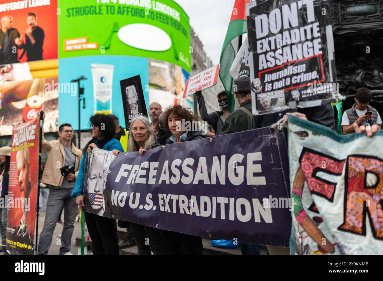 Londres, Royaume-Uni, 1er juin 2024. Julian Assange soutient la bannière « Free Assange » dans Piccadilly Circus. Crédit : David Tramontan / Alamy Live News Banque D'Images