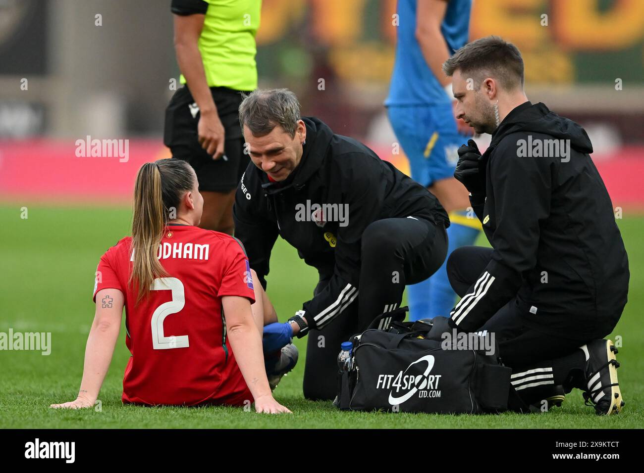 LLANELLI, ROYAUME-UNI. 31 mai 2024. La galloise Lily Woodham reçoit un traitement de la physiothérapeute en chef féminine galloise Ritson Lloyd et du médecin gallois Matt Giles lors du 2025 match de qualification de la Ligue B entre les femmes galloises et les femmes ukrainiennes au Parc y Scarlets à Llanelli le 31 mai 2024. (Photo by Ashley Crowden/FAW) crédit : Football Association of Wales/Alamy Live News Banque D'Images