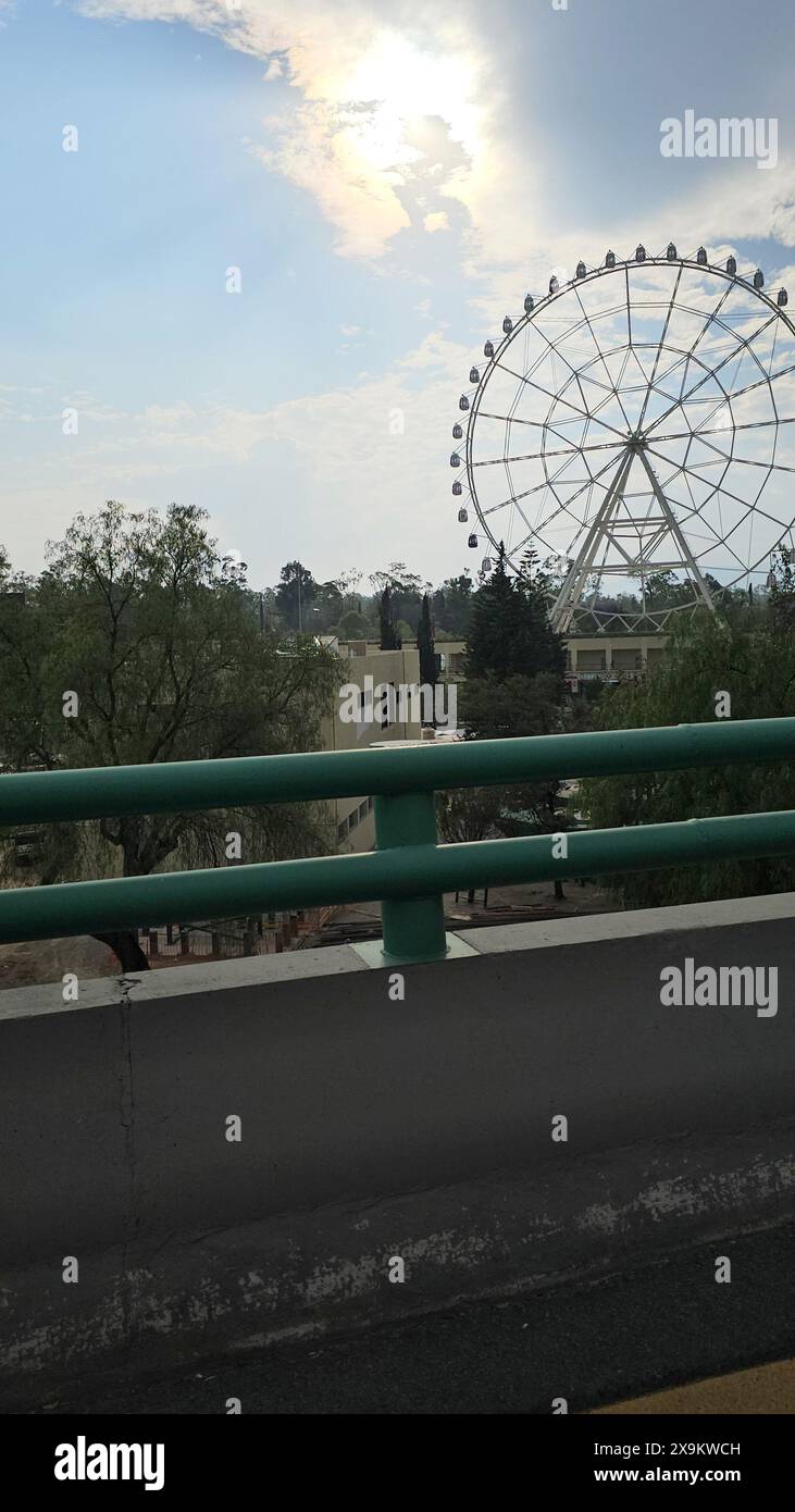 Mexico, Mexique - 20 mars 2024 : la roue de la Fortune Aztlan 360, une icône urbaine de 85 mètres de haut, pièce maîtresse du parc urbain Aztlan Banque D'Images