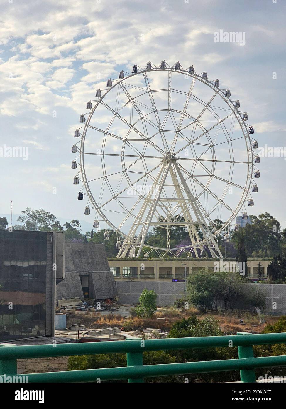 Mexico, Mexique - 20 mars 2024 : la roue de la Fortune Aztlan 360, une icône urbaine de 85 mètres de haut, pièce maîtresse du parc urbain Aztlan Banque D'Images