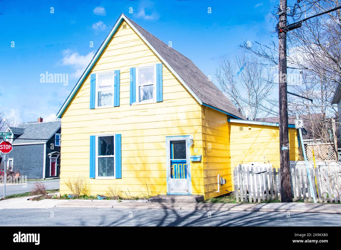 Maison jaune dans le centre-ville d'Antigonish, Nouvelle-Écosse, Canada Banque D'Images