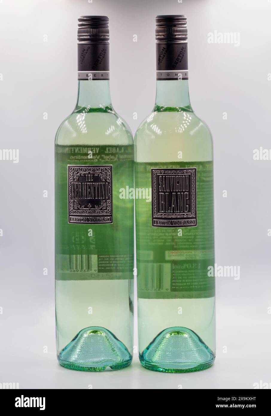Kiev, Ukraine - 19 mai 2024 : tournage en studio du set de Berton Vineyard Metal Label les bouteilles de vin blanc sec australien Vermentino et Sauvignon Blanc Banque D'Images