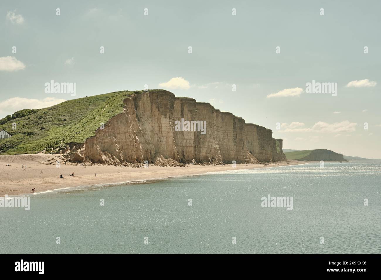 Les gens sur East Beach, également appelé East Cliff Beach, sous les East Cliffs à West Bay, Dorset, par une journée d'été ensoleillée. Banque D'Images