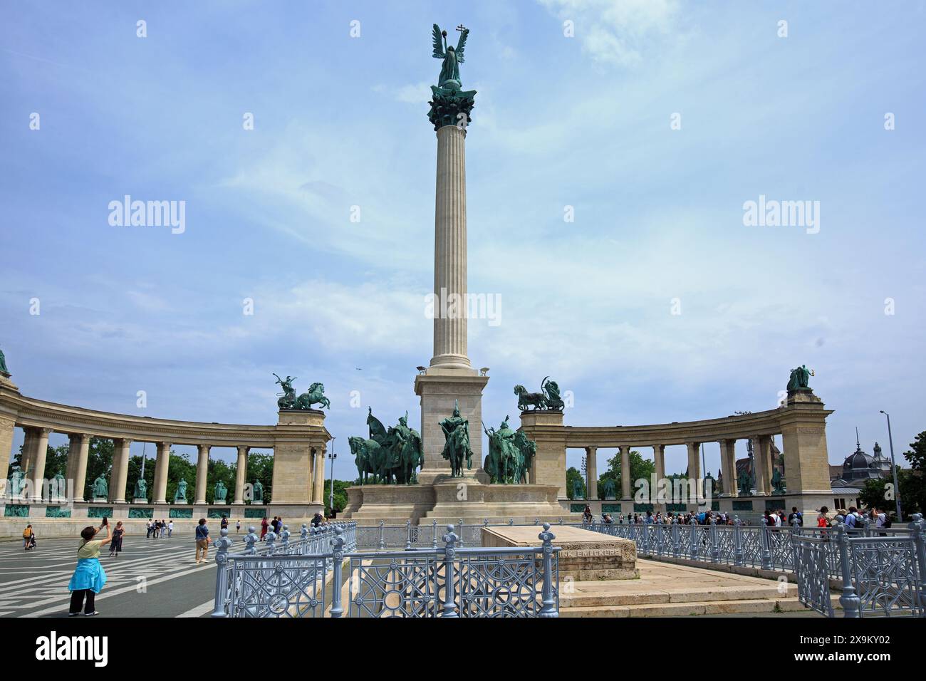 Budapest, Hongrie, 21-05-24. Heroes Square, monument du millénaire avec des statues représentant les sept chefs des Magyars. Banque D'Images