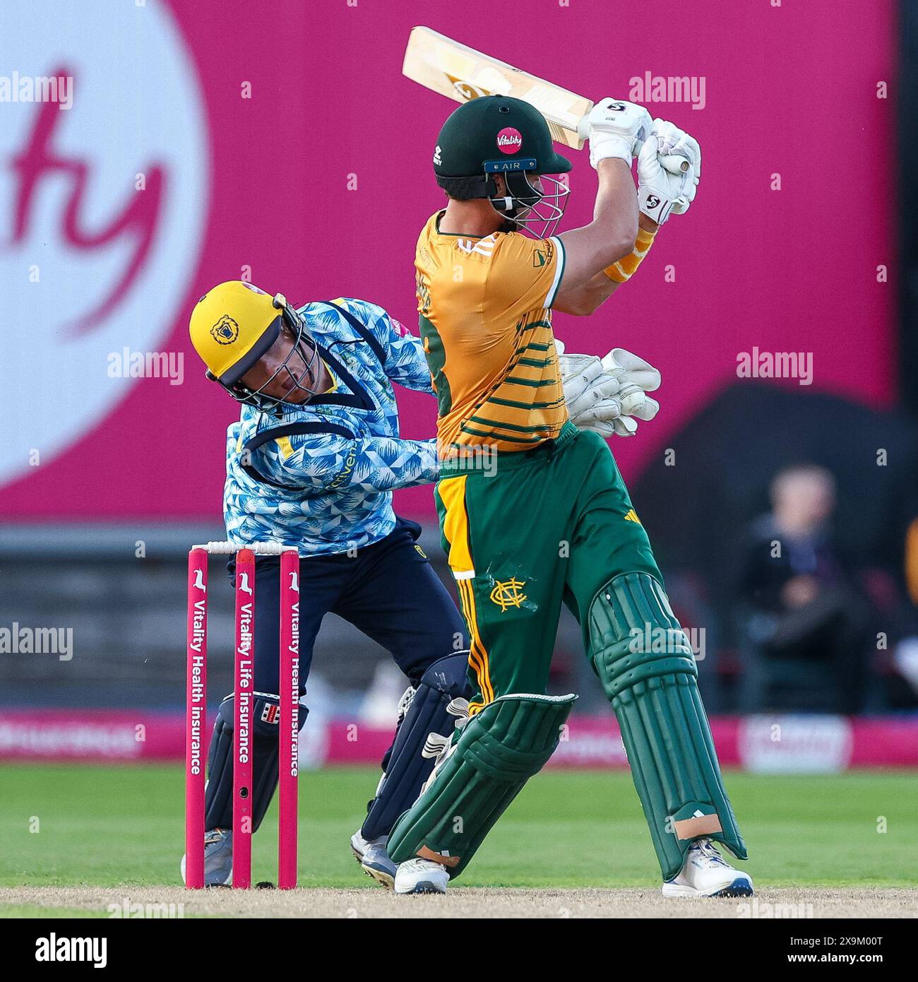 Birmingham, Royaume-Uni. 01 juin 2024. Alex Davies récupère le ballon dans le rôle de Joe Clarke Swings & Missses lors du Vitality T20 Blast match entre les Birmingham Bears et Notts Outlaws à Edgbaston Cricket Ground, Birmingham, Angleterre, le 1er juin 2024. Photo de Stuart Leggett. Utilisation éditoriale uniquement, licence requise pour une utilisation commerciale. Aucune utilisation dans les Paris, les jeux ou les publications d'un club/ligue/joueur. Crédit : UK Sports pics Ltd/Alamy Live News Banque D'Images