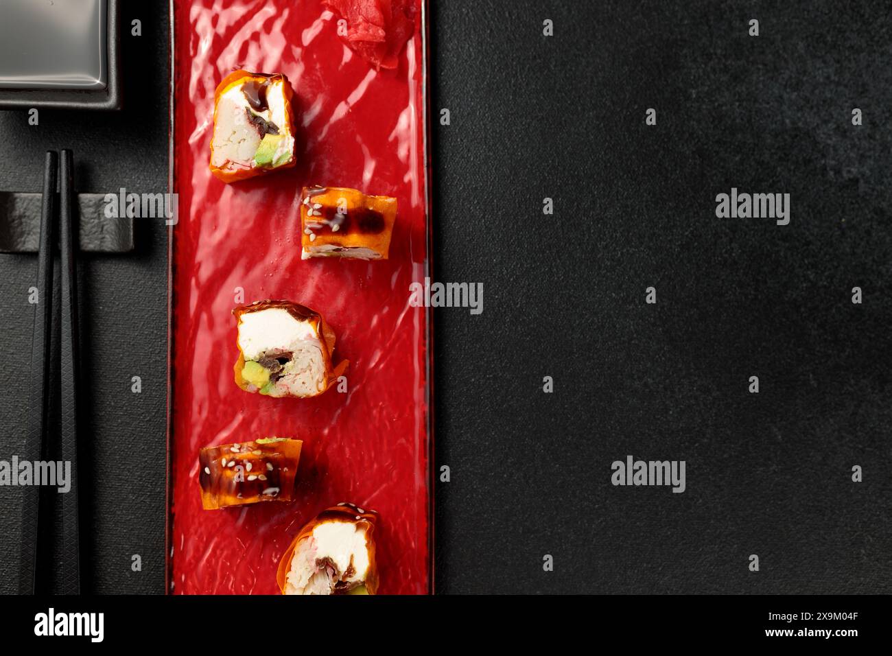 Cuisine japonaise : sushi, rouleau de Mami avec crabe des neiges. Fond noir Banque D'Images