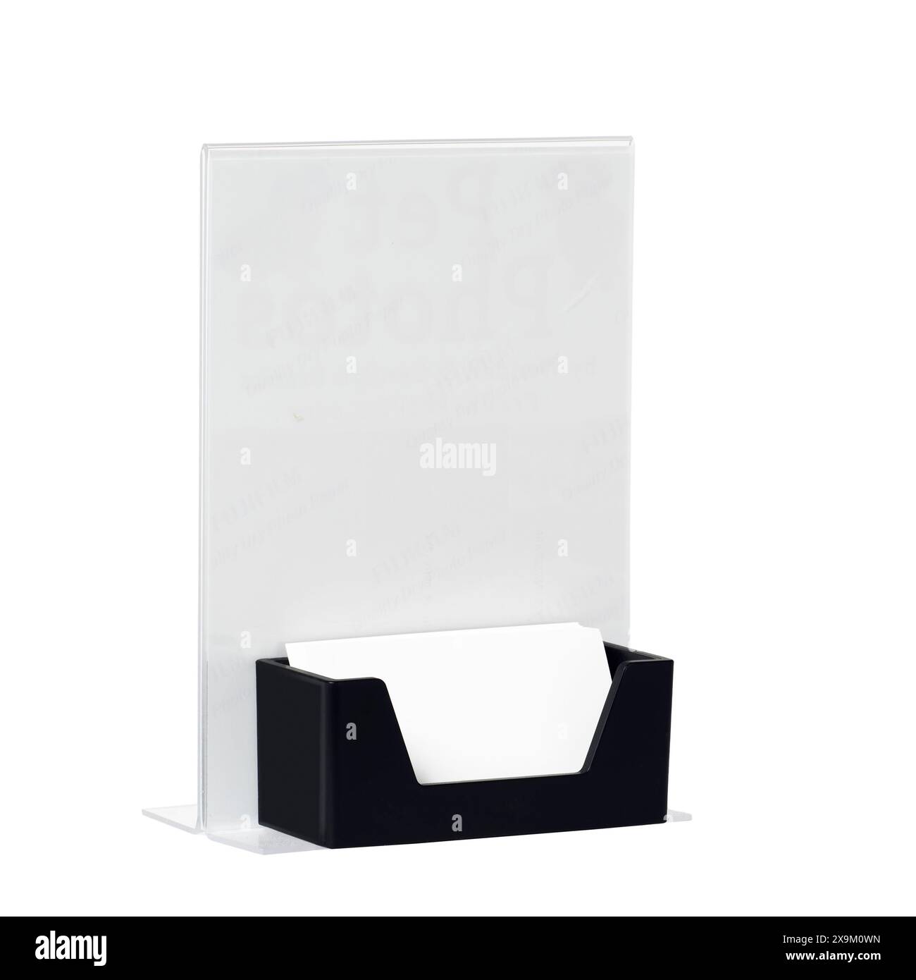 Plan vertical d'un porte-affiche en plexiglas avec des cartes de visite blanches dans la poche. Banque D'Images