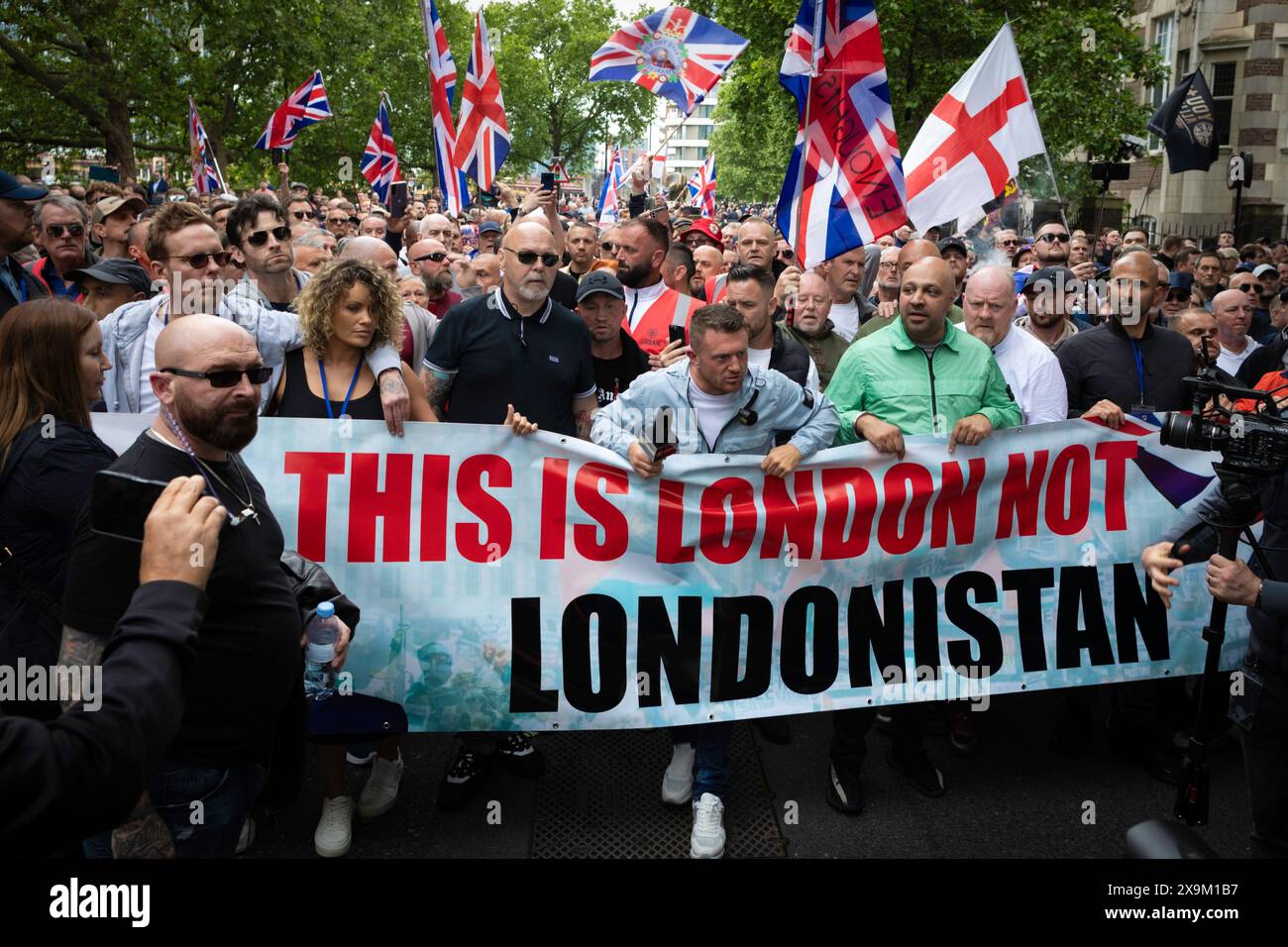 Londres, Royaume-Uni. 01 juin 2024. Tommy Robinson marche à travers la ville avant son nouveau documentaire LAWFARE. L'examen public met en évidence un système de police à deux vitesses qui, selon Tommy, se produit à l'échelle nationale. Andy Barton/Alamy Live News Credit : Andy Barton/Alamy Live News Banque D'Images