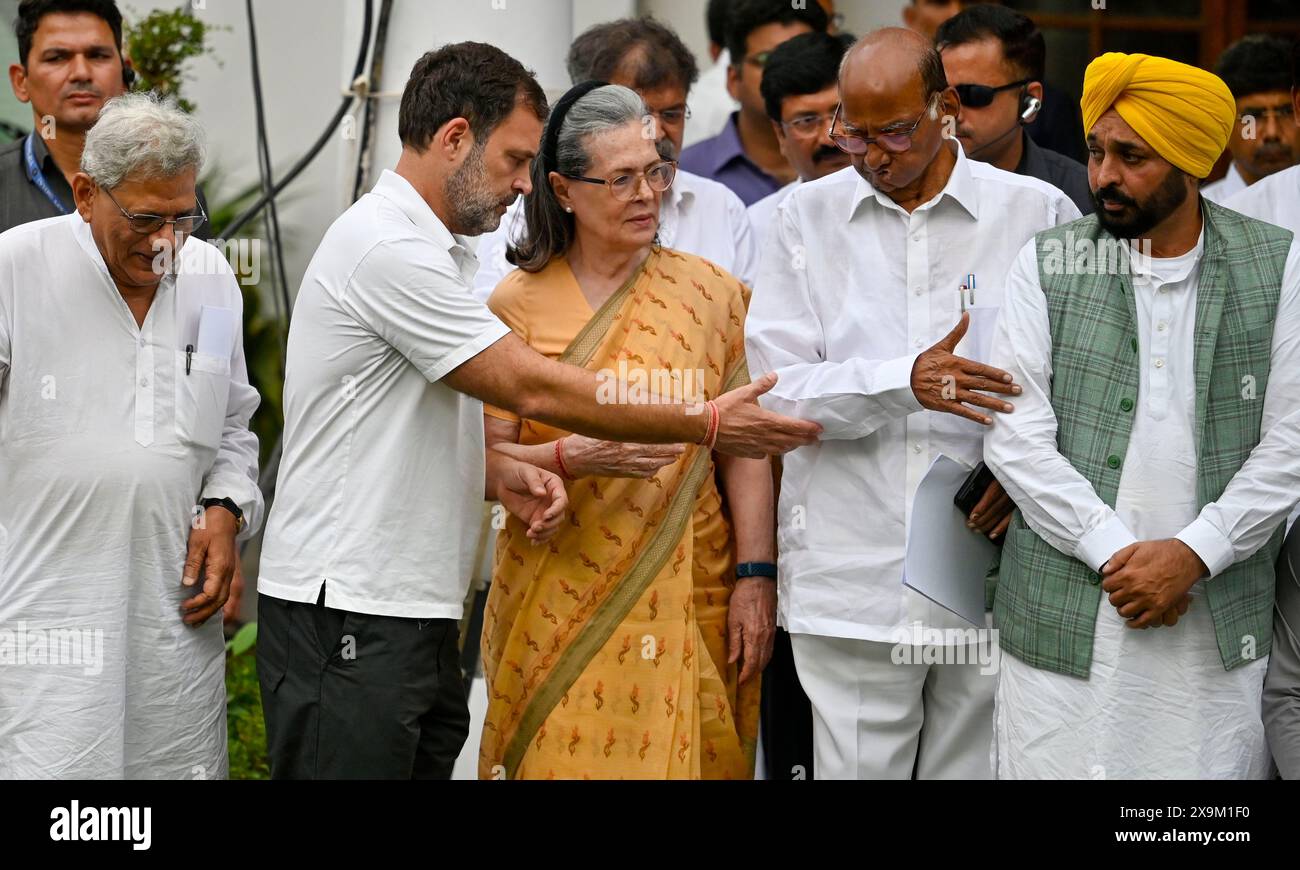 NEW DELHI, INDE - 1ER JUIN : Sonia Gandhi et Rahul Gandhi, le ministre en chef du Punjab Bhagwant Mann, le président du PCN Sharad Pawar, le dirigeant du RJD Tejashwi Yadav, le CPI(M) Sitaram Yechury et d’autres après la réunion des dirigeants du bloc INDIEN à la résidence de Kharge, au Rajaji Marg, le 1er juin 2024 à New Delhi, Inde. La réunion du bloc INDIEN à Delhi pour discuter de la ligne de conduite future après l'annonce des résultats des sondages Lok Sabha le 4 juin. (Photo Raj K Raj/Hindustan Times/Sipa USA ) Banque D'Images