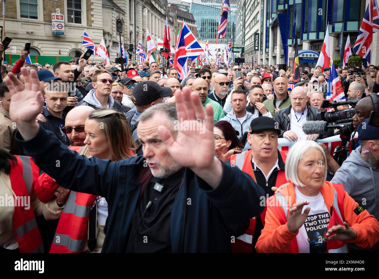 Des milliers de personnes défilent avec Tommy Robinson, ancien leader de l'EDL, avant son nouveau documentaire « LAWFARE ». La présélection publique met en évidence un système de police à deux vitesses qui, selon Tommy Robinson, est en place à l’échelle nationale. (Photo Andy Barton / SOPA images/SIPA USA) Banque D'Images