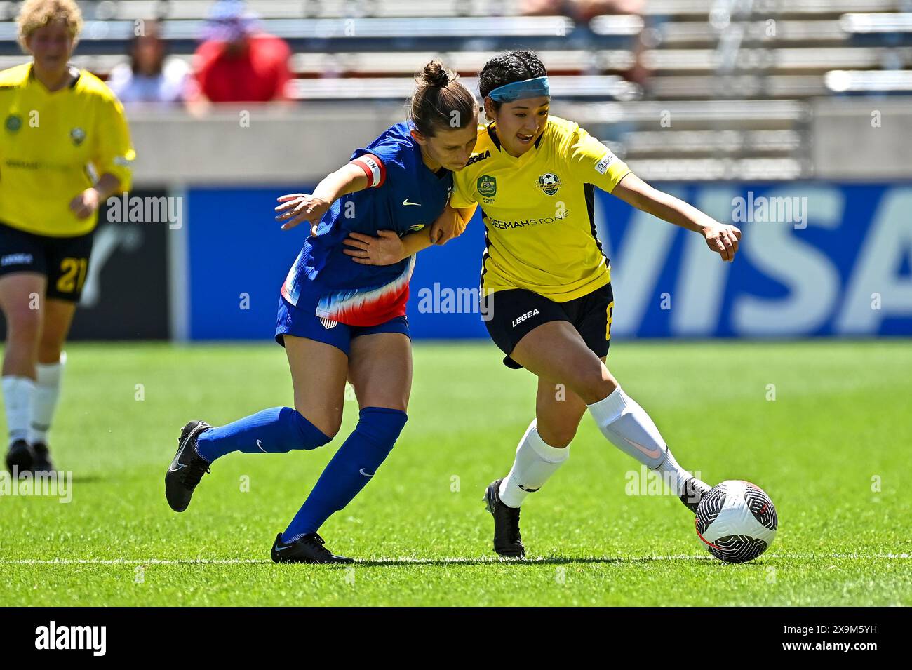 Commerce City, CO, États-Unis. 01 juin 2024. La milieu de terrain australienne Saskia Newman (8 ans) déplace le ballon vers le bas alors que la milieu de terrain américaine Kate Ward (2 ans) tente de retirer le ballon, lors du match international de football féminin entre l'équipe nationale américaine féminine des sourds et l'équipe nationale australienne des sourds, au Dick's Sporting Goods Park à commerce City, DANS LE COLORADO. Kevin Langley/Sports South Media/CSM/Alamy Live News Banque D'Images