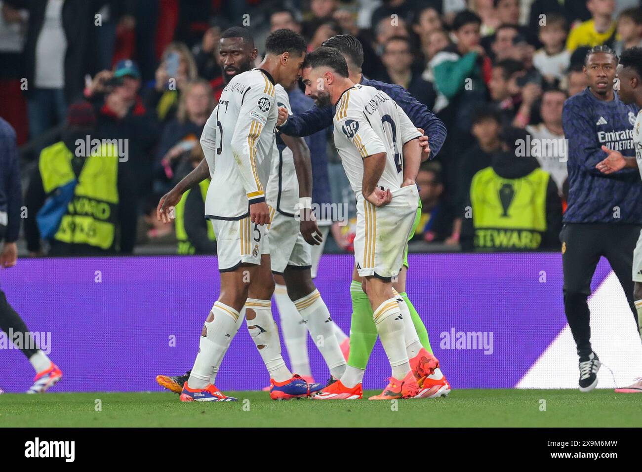 Londres, Royaume-Uni. 01 juin 2024. Le défenseur du Real Madrid Daniel Carvajal (2) marque un BUT 0-1 et célèbre avec le milieu de terrain du Real Madrid Jude Bellingham (5) lors de la finale Borussia Dortmund - Real Madrid UEFA Champions League au stade de Wembley, Londres, Angleterre, Royaume-Uni le 1er juin 2024 crédit : Every second Media/Alamy Live News Banque D'Images
