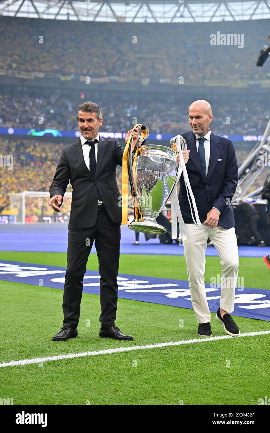 Londres, Royaume-Uni. 01 juin 2024. Karl-Heinz Riedle (G) et Zinedine Zidane (d) présentent le trophée sur le terrain avant la finale de l'UEFA Champions League 2024 entre le Borussia Dortmund et le Real Madrid à Wembley à Londres. (Crédit photo : Gonzales photo/Alamy Live News Banque D'Images