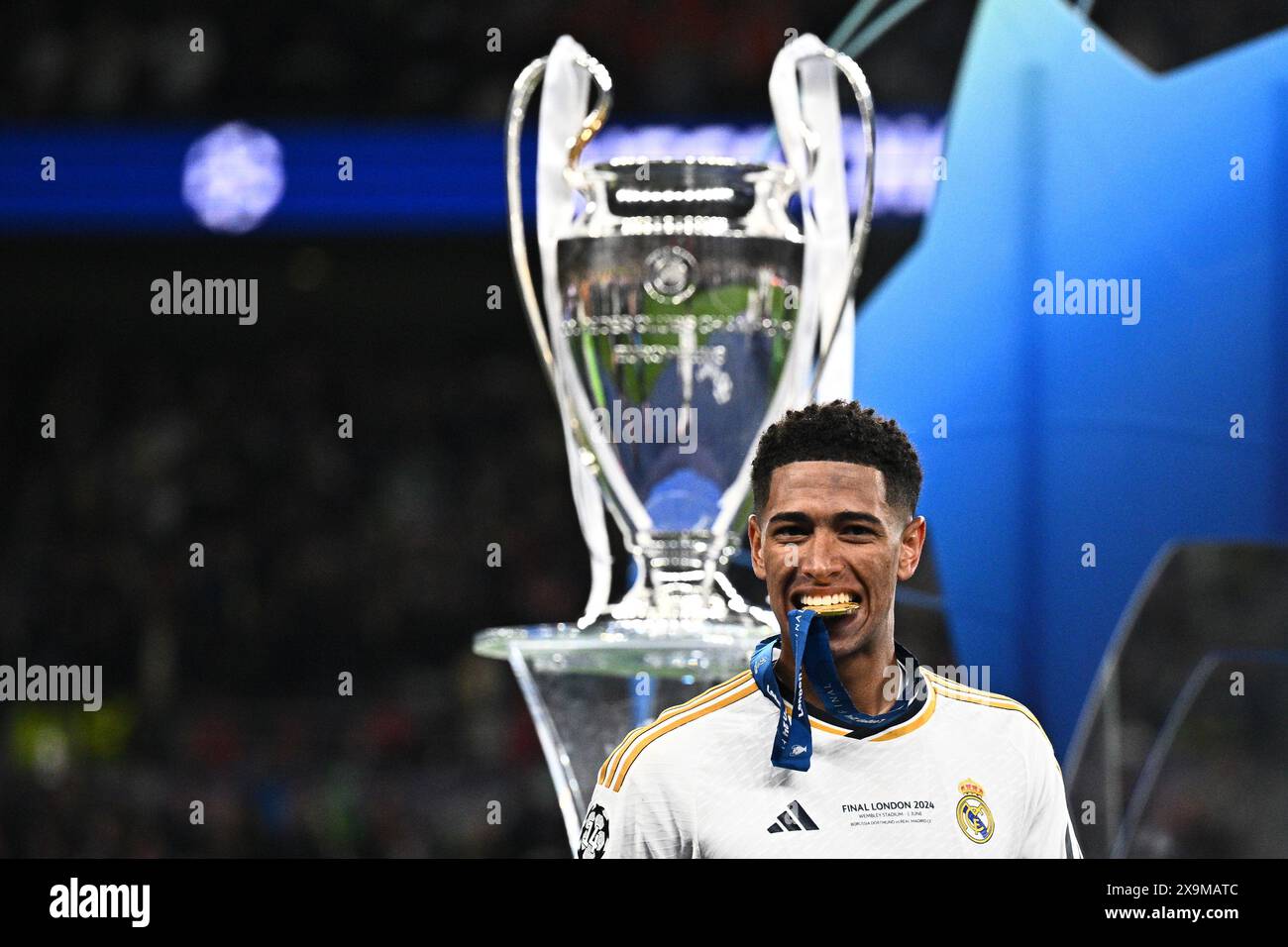 Londres, Royaume-Uni. 01 juin 2024. Football : Ligue des champions, Borussia Dortmund - Real Madrid, éliminatoires, finale au stade de Wembley, Jude Bellingham de Madrid célèbre avec sa médaille d'or. Crédit : Tom Weller/dpa/Alamy Live News Banque D'Images