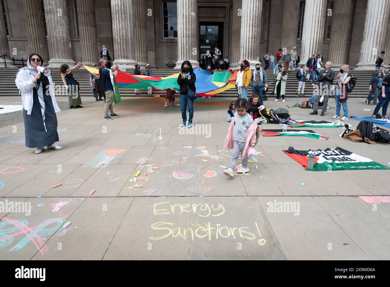 Londres, Royaume-Uni. 1er juin 2024. Des militants de parents pour la Palestine organisent une manifestation pacifique avec des tout-petits jouant dans la cour du British Museum alors qu’une coalition de militants palestiniens et climatiques organise une série d’actions autour du Musée pour exiger la fin du parrainage de BP en raison des préoccupations à la fois sur le changement climatique et sur le climat complicité avec la guerre d'Israël contre Gaza. Malgré la nature non perturbatrice de l'événement, la direction du musée a appelé la police et fermé le musée aux nouveaux arrivants. Crédit : Ron Fassbender/Alamy Live News Banque D'Images