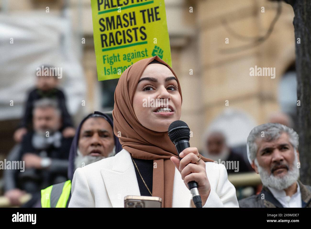 Londres, Royaume-Uni. 1er juin 2024.Leanne Mohamad candidate parlementaire indépendante pour Ilford Nord devant la mairie de Redbridge pour un rassemblement exigeant la fin immédiate du génocide à Gaza et des ventes d'armes à Israël et pour des sanctions internationales contre Israël et la liberté pour la Palestine. Leanne Mohamad se présentera contre le secrétaire de la santé de l'ombre lors des prochaines élections générales dans un climat de colère contre la position Israël-Gaza du parti travailliste. Horst Friedrichs /Alamy Live News Banque D'Images