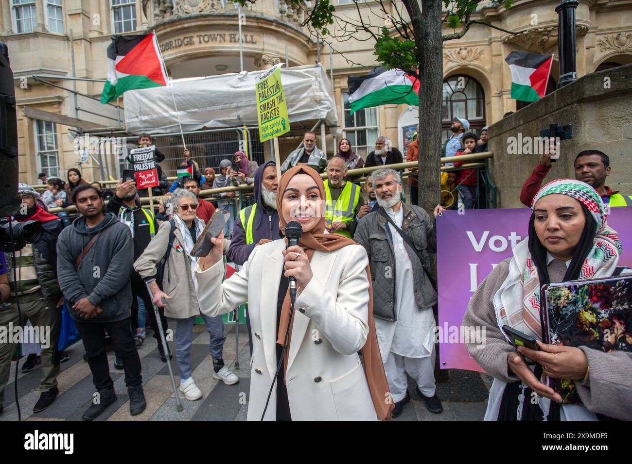 Londres, Royaume-Uni. 1er juin 2024.Leanne Mohamad candidate parlementaire indépendante pour Ilford Nord devant la mairie de Redbridge pour un rassemblement exigeant la fin immédiate du génocide à Gaza et des ventes d'armes à Israël et pour des sanctions internationales contre Israël et la liberté pour la Palestine. Leanne Mohamad se présentera contre le secrétaire de la santé de l'ombre lors des prochaines élections générales dans un climat de colère contre la position Israël-Gaza du parti travailliste. Horst Friedrichs /Alamy Live News Banque D'Images