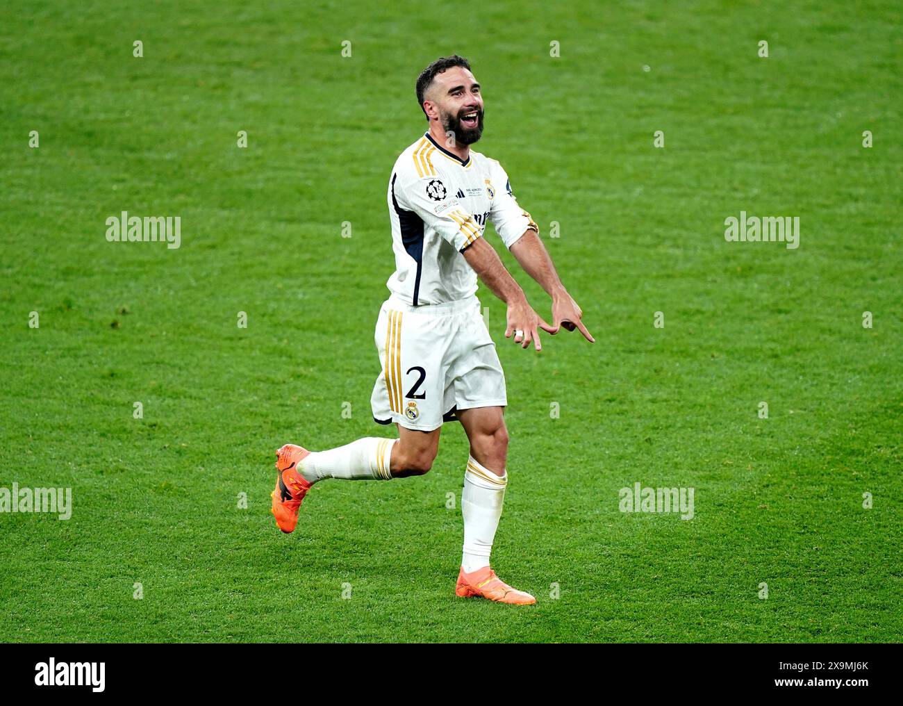 Daniel Carvajal du Real Madrid célèbre avoir marqué le premier but de son équipe lors de la finale de l'UEFA Champions League au stade de Wembley à Londres. Date de la photo : samedi 1er juin 2024. Banque D'Images