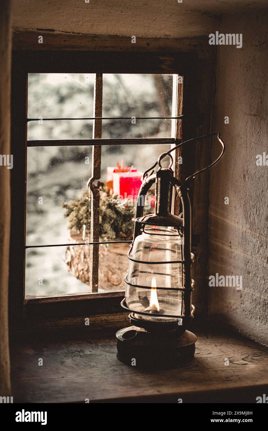 fenêtre, neige, noël, rustique, ferme, lampe, bougie Banque D'Images