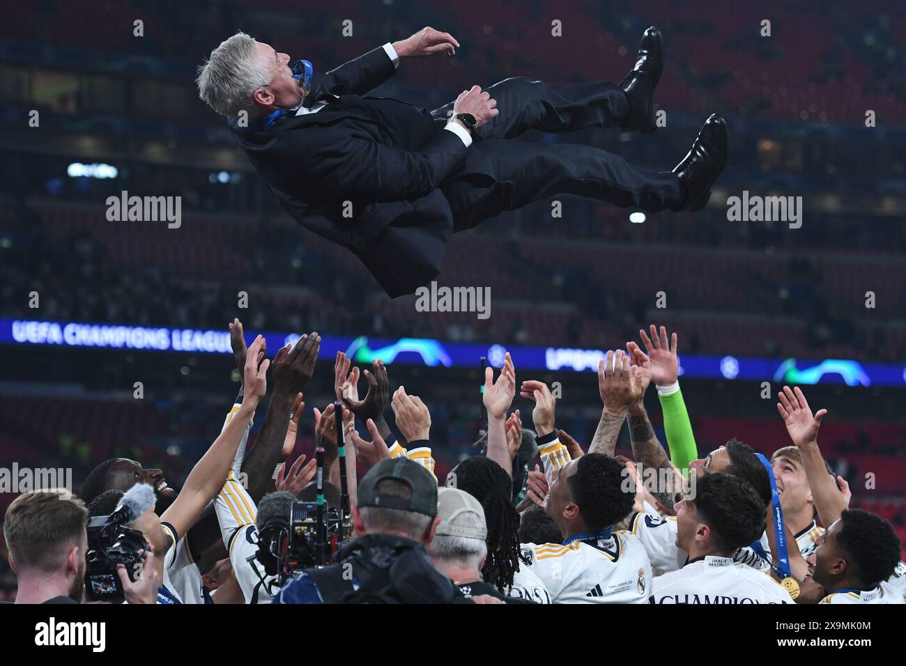 Londres, Allemagne. 01 juin 2024. Finale de la Ligue des Champions de Fussball Borussia Dortmund - Real Madrid AM 01.06.2024 im Wembley-Stadion in London Carlo Ancelotti ( formateur/Cheftrainer Madrid ) wird von seinen Spielern in die Luft geworfen Foto : Revierfoto crédit : ddp media GmbH/Alamy Live News Banque D'Images