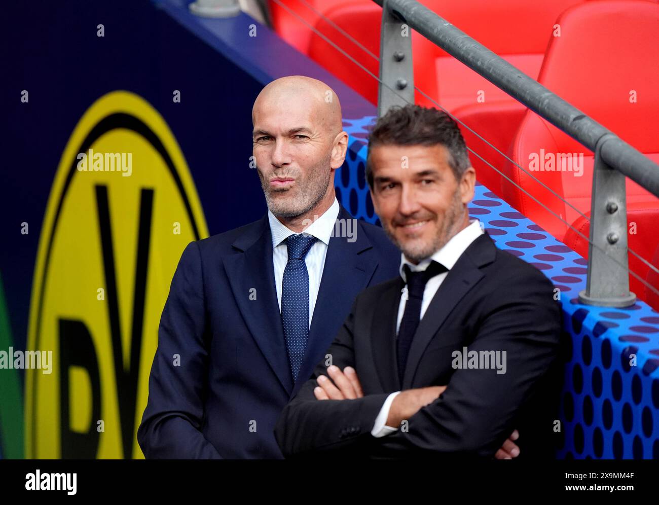 L'ancien joueur et entraîneur du Real Madrid Zinedine Zidane (à gauche) et l'ancien joueur du Borussia Dortmund Karl-Heinz Riedle avant la finale de l'UEFA Champions League au stade de Wembley à Londres. Date de la photo : samedi 1er juin 2024. Banque D'Images