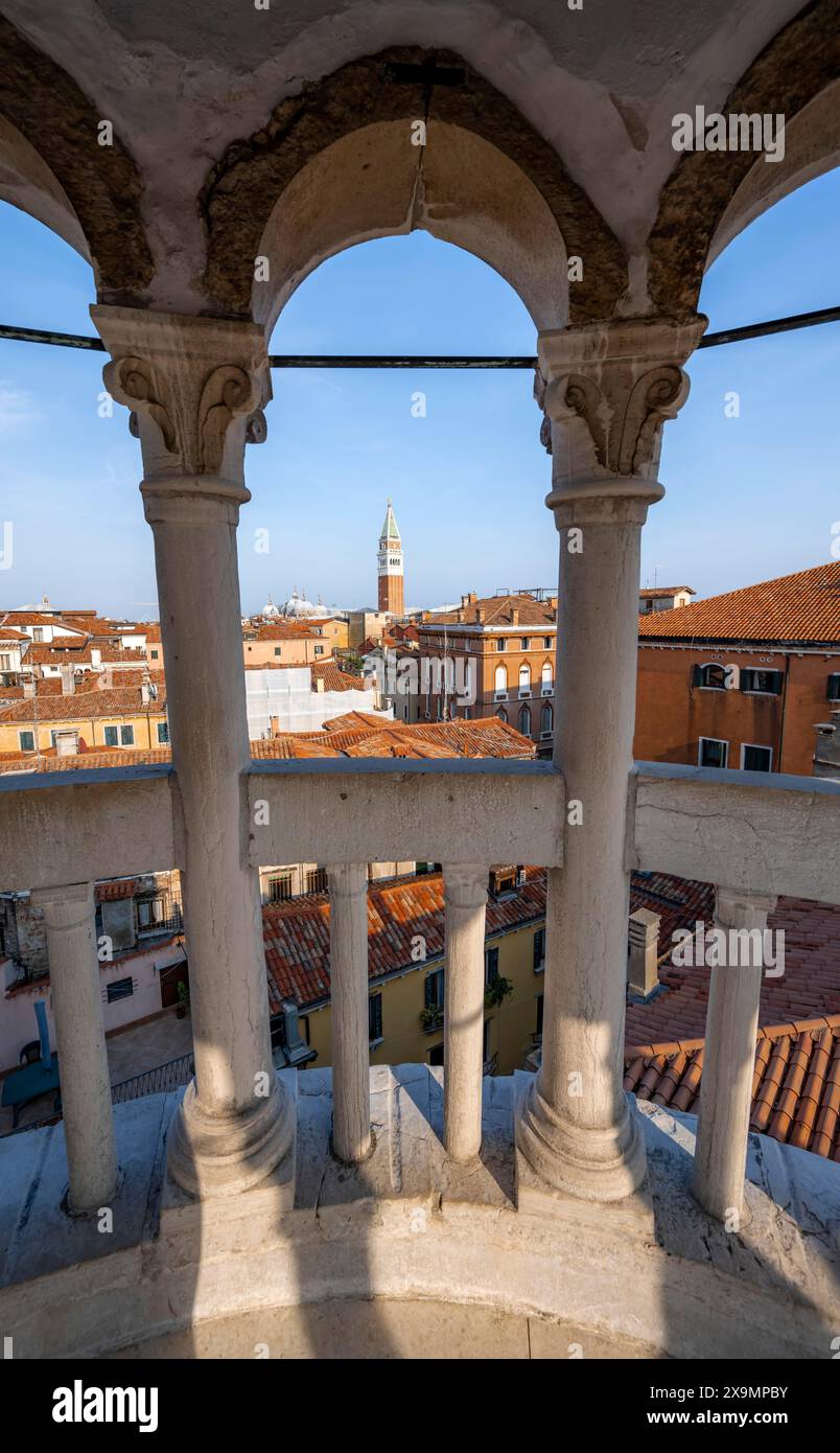 Vue de maisons à Venise avec campanile depuis la tour du Palazzo Contarini del Bovolo, palais avec escalier en colimaçon, Venise, Vénétie, Italie Banque D'Images