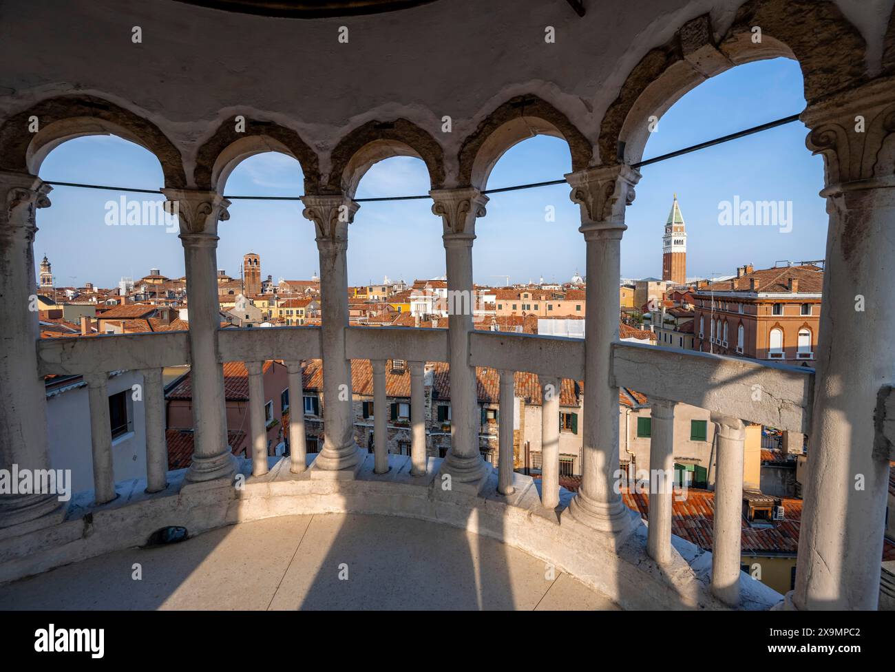 Vue de maisons à Venise avec campanile depuis la tour du Palazzo Contarini del Bovolo, palais avec escalier en colimaçon, Venise, Vénétie, Italie Banque D'Images