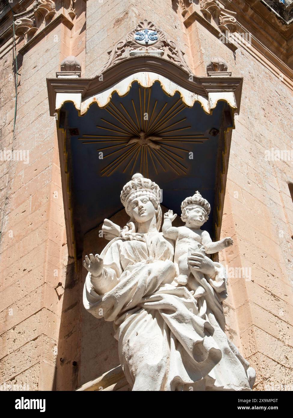 Statue expressive Madonna avec enfant sous un auvent en pierre élaboré sur une façade historique, la ville de mdina sur l'île de malte avec historique Banque D'Images